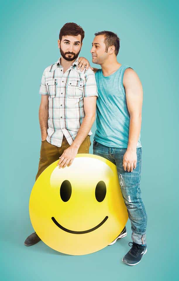 El encargado Carlos Moya junto a la exposición de aires acondicionados en la tienda Milar. 