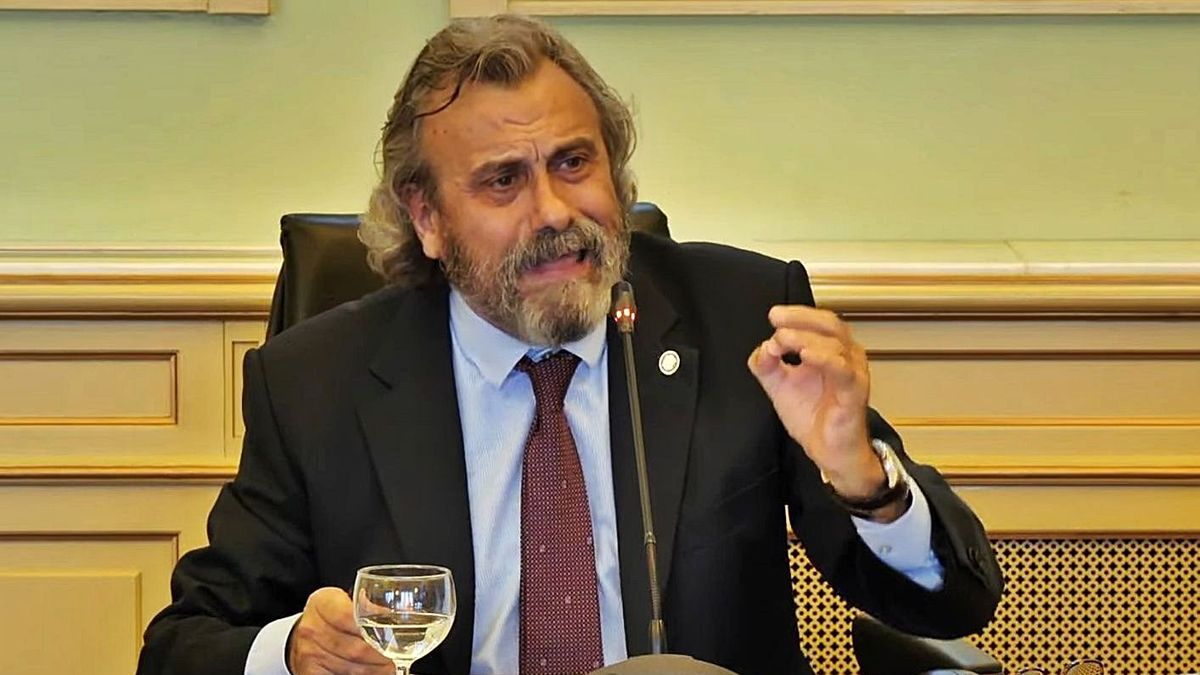 Miguel Lázaro in the Health Commission of the Parlament.