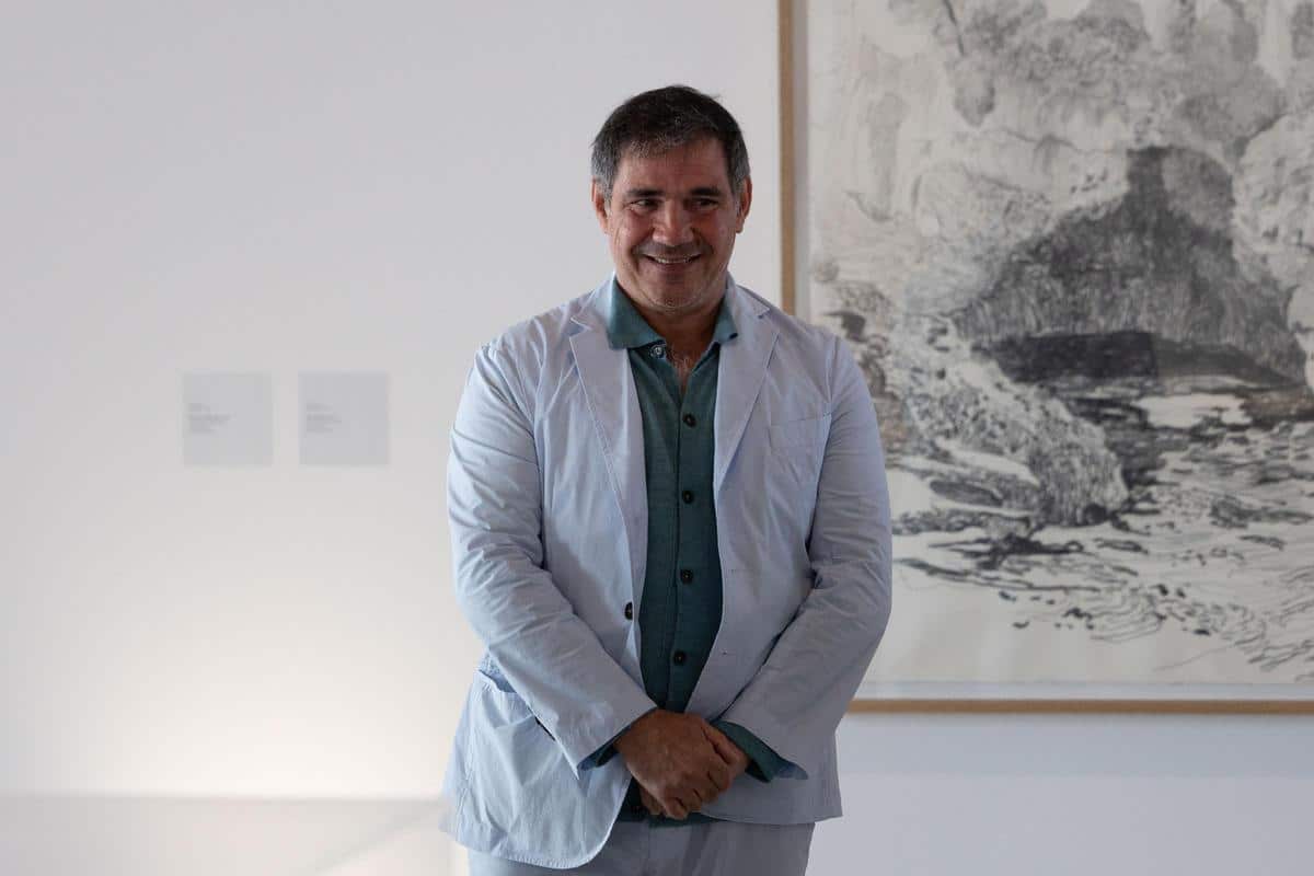 Santi Moix, at the MACE, on the opening day of his exhibition.