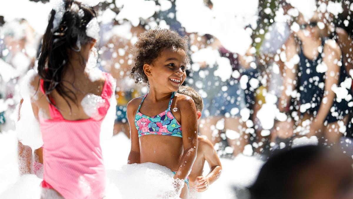 Fiesta de la espuma en el barrio de es Clot.