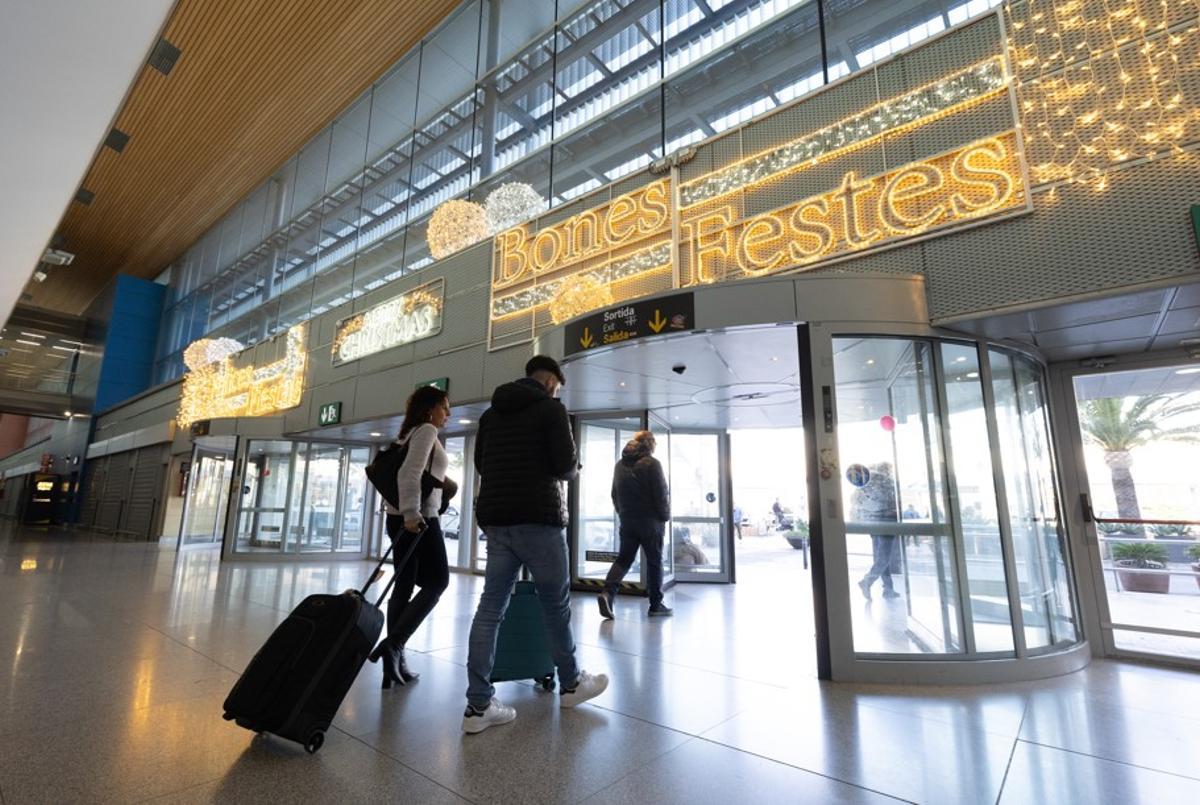 Pasajeros en la terminal de Ibiza en diciembre de 2024.