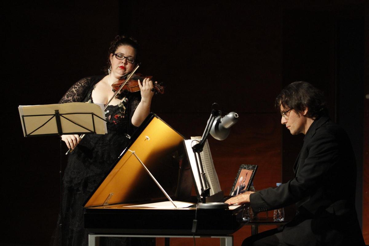 El dúo Bis@Bis rinde homenaje a Raymond Andrés en Vila.