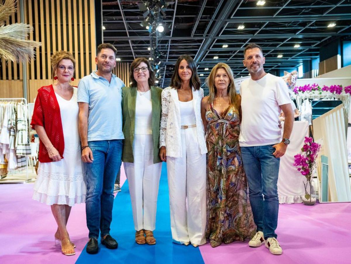 La consellera, con varios de los creadores. |