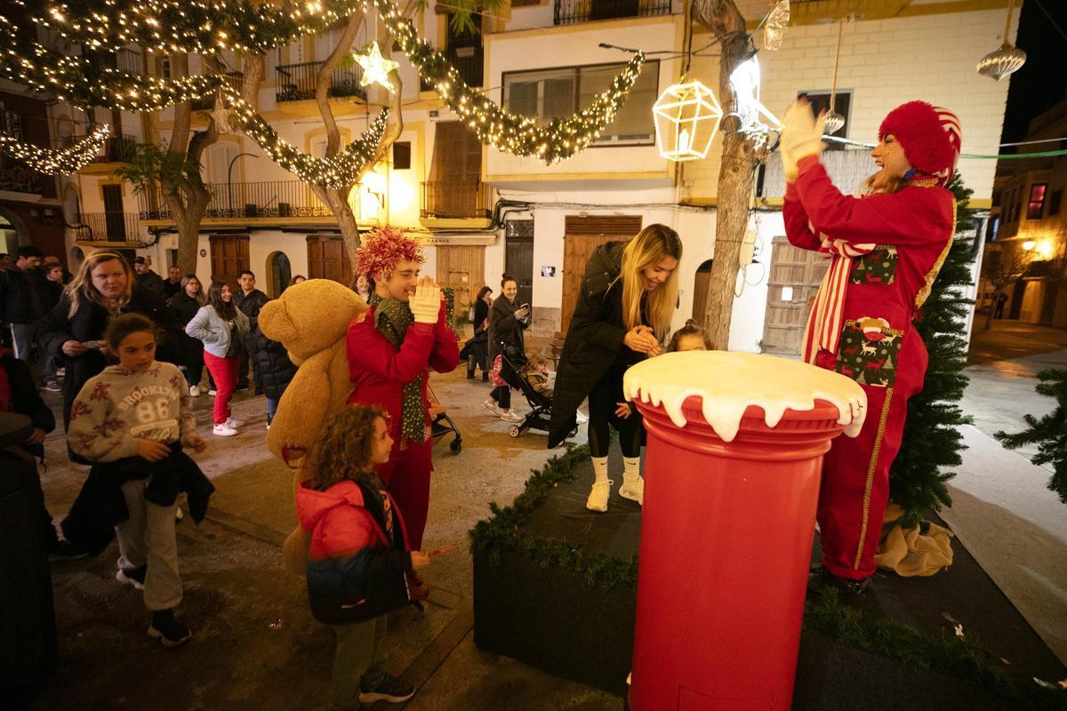 Los pajes reales recorren las Pitiüses recogiendo las cartas