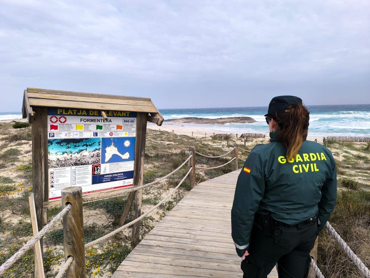 Una guardia civil en la zona de Llevant en la que ha aparecido el cadáver.