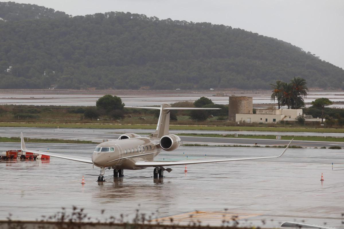 Un 'jet' estacionado en la plataforma del aeropuerto de Ibiza.