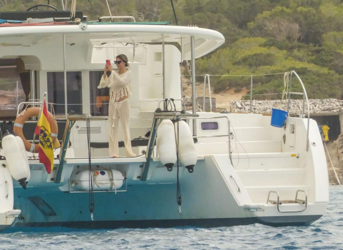 Álex González, en es Jondal con su novia.