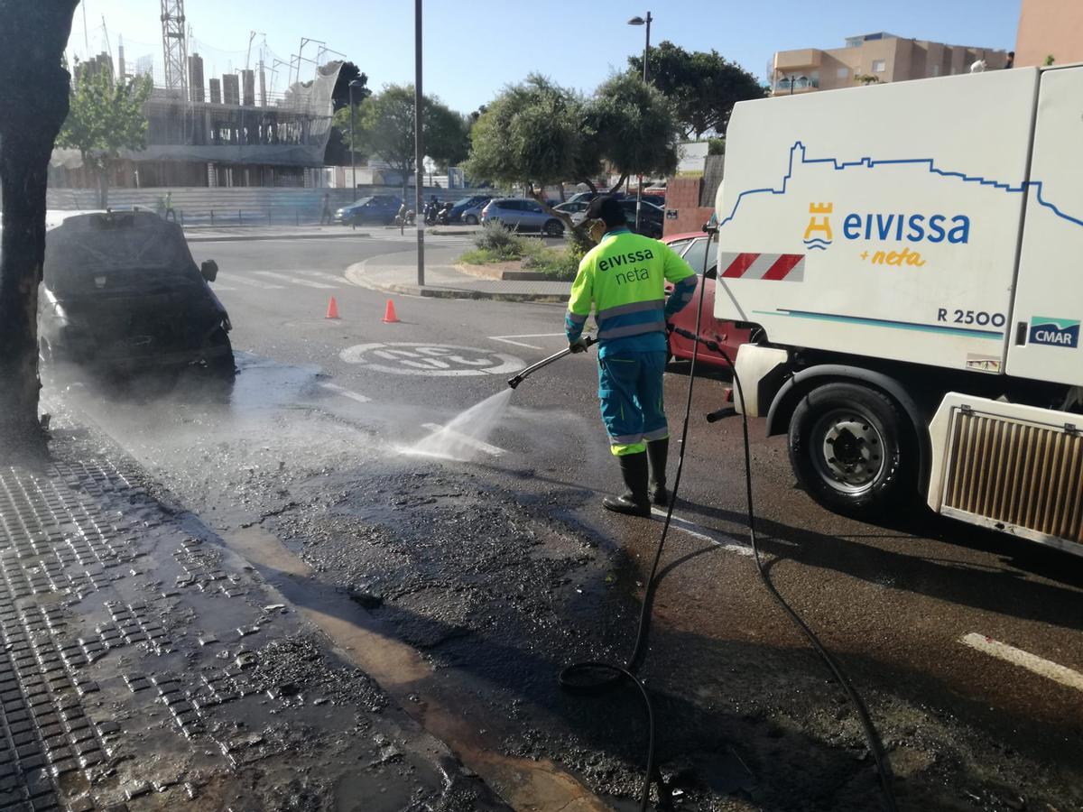 Un trabajador de Valoriza limpia la zona.