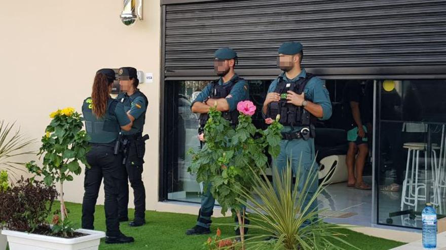 Los agentes frente al local comercial registrado en la Avenida España, en Vila
