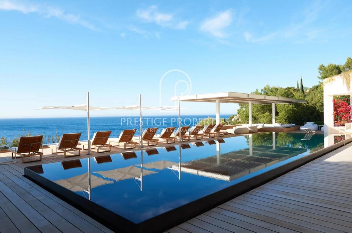 Detalle de la piscina de la mansión