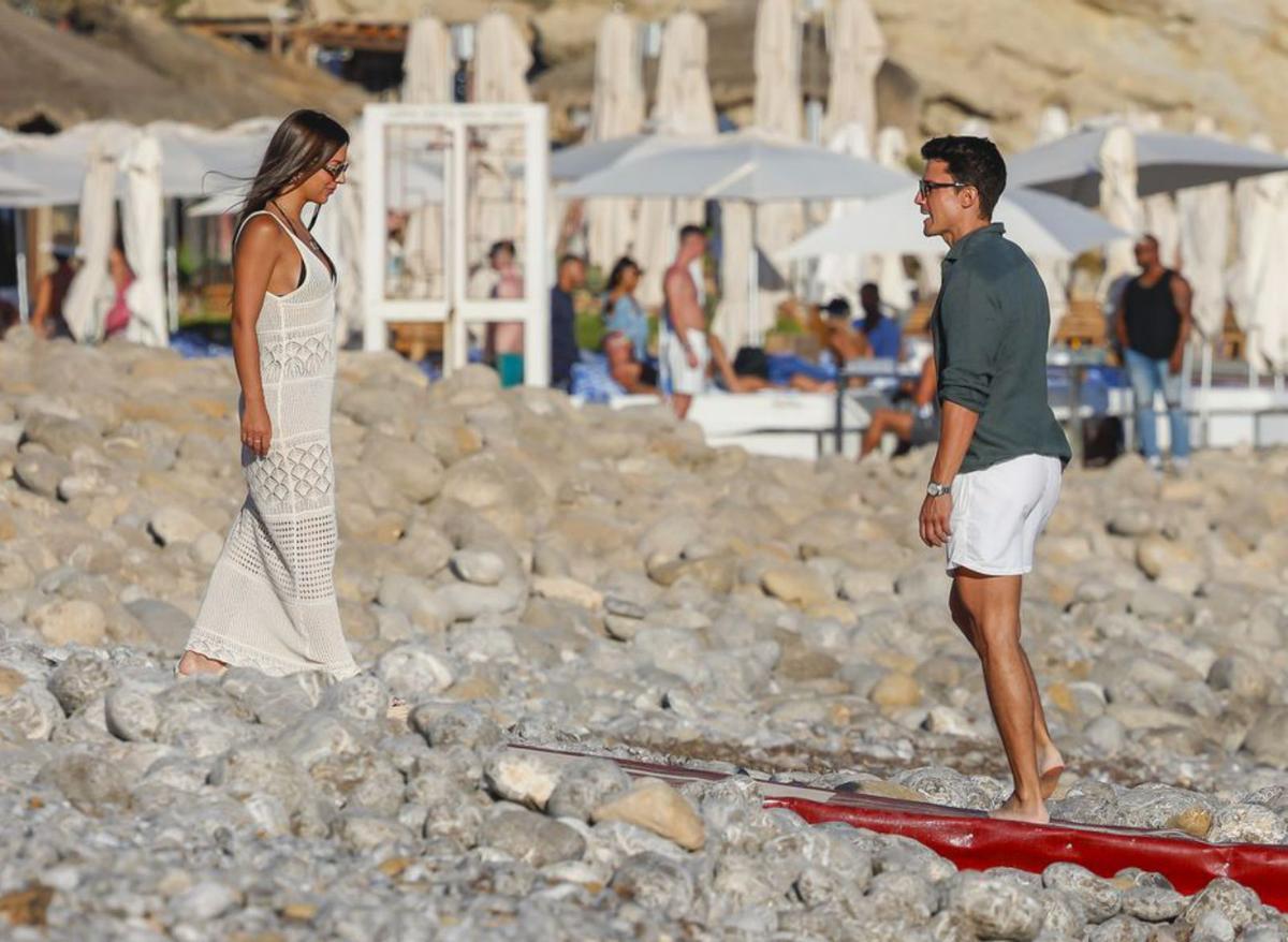 Alejandra Rubio hace fotos a Carlo Constanzia desde el yate.