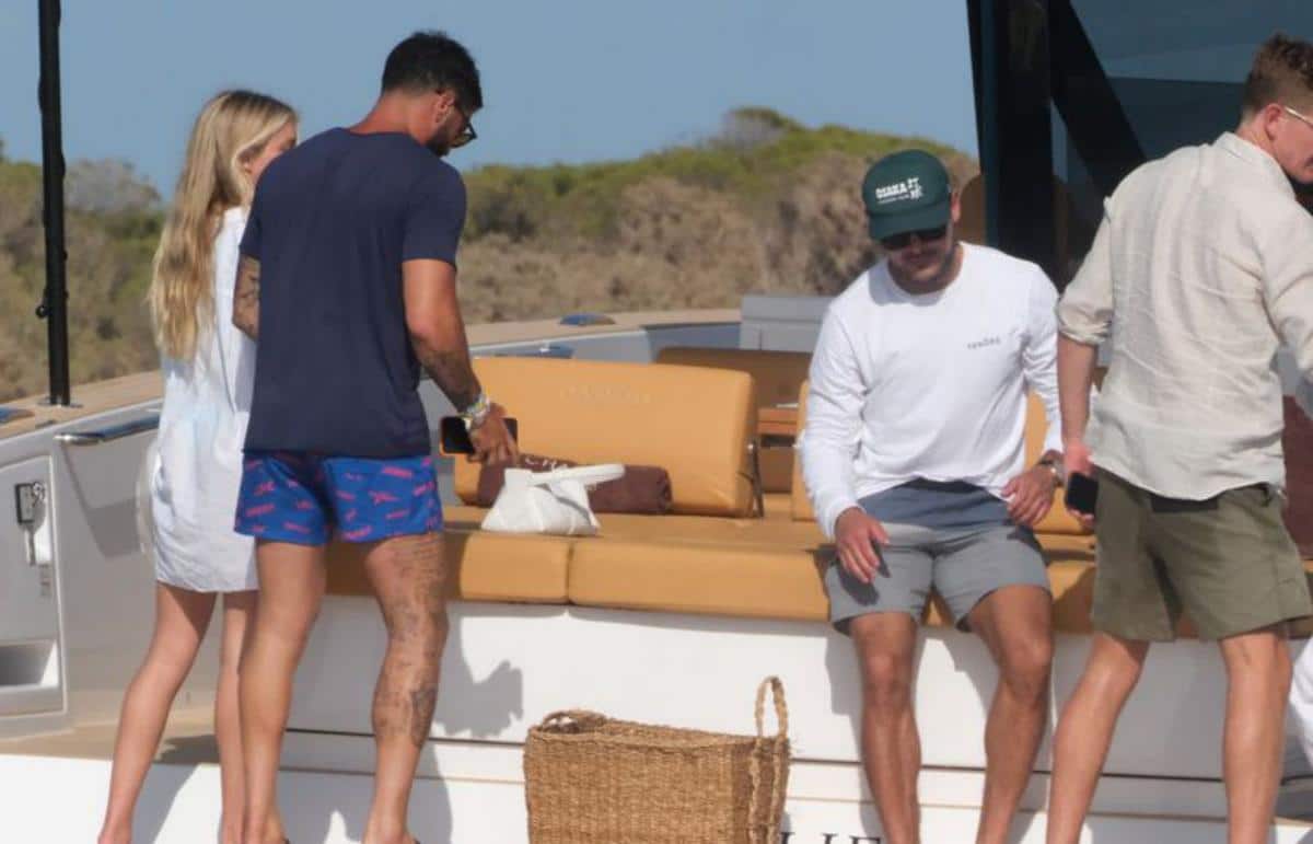 Zac Efron shows off his muscles in Formentera