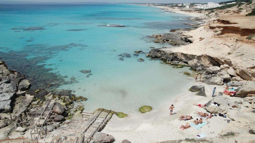 Unemployment in the Pitiusas drops by 50% compared to 2020 but remains 38% higher than 2019