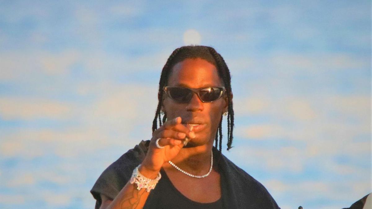 El rapero Travis Scott disfruta del mar de Ibiza