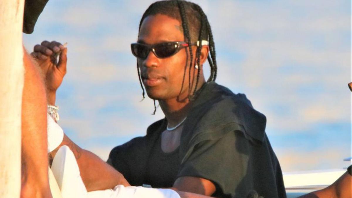 El rapero Travis Scott disfruta del mar de Ibiza
