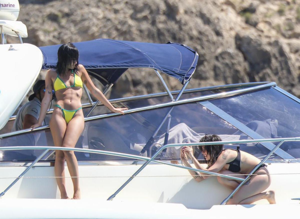 Zac Efron (con gorra), antes del accidente en la piscina.