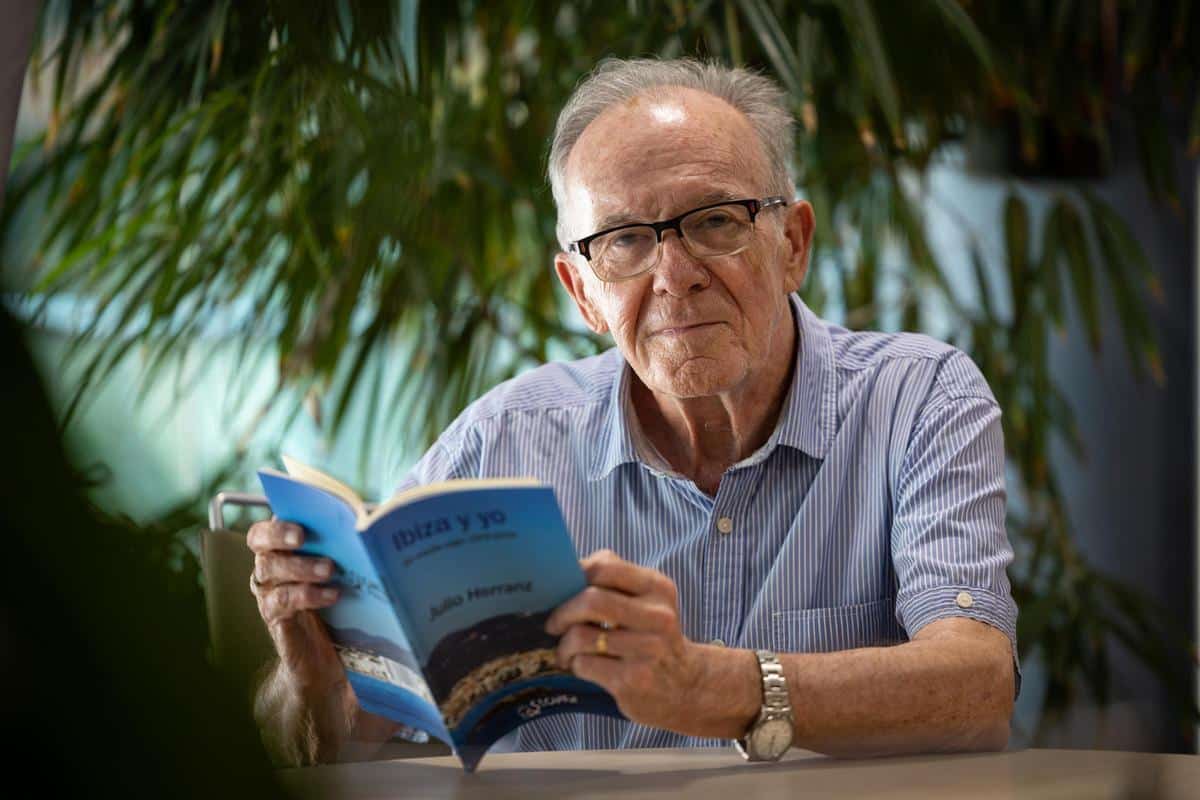The poet Julio Herranz with his anthological poetry book, 'Ibiza y yo', yesterday at the headquarters of Diario de Ibiza.