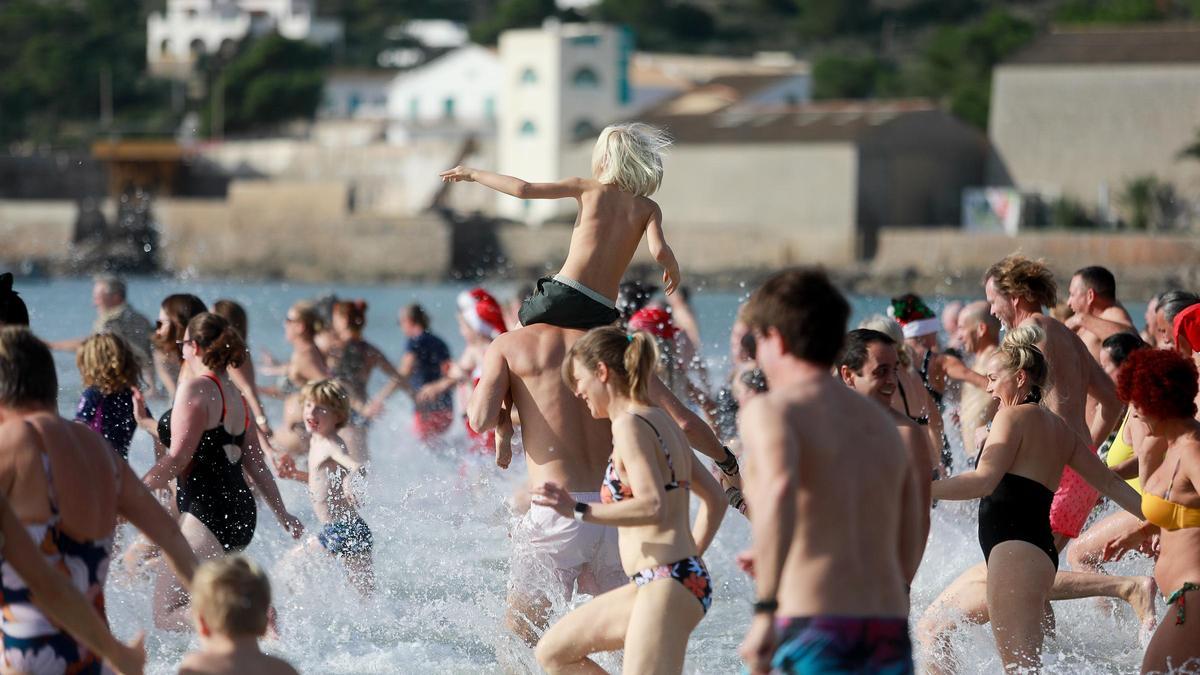 El primer baño del año en ses Salines es ya una tradición