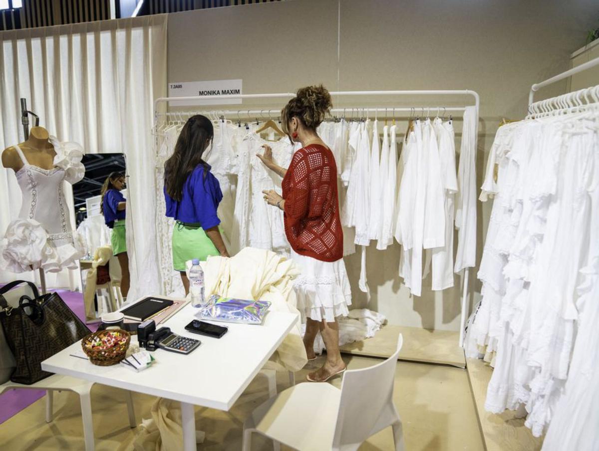 Monika Maxim atiende a una clienta. | FOTOS: CIE