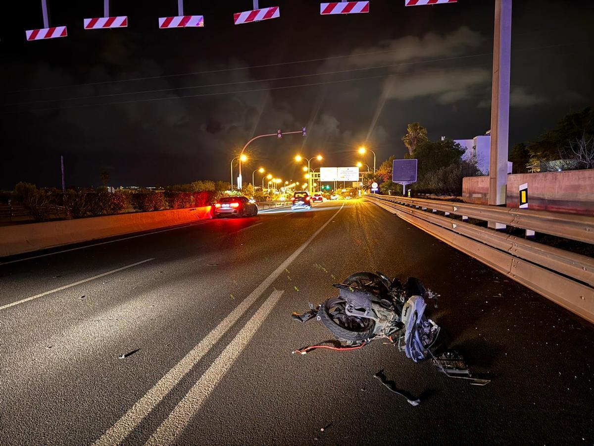 Resto de uno de los vehículos implicados, sobre el asfalto