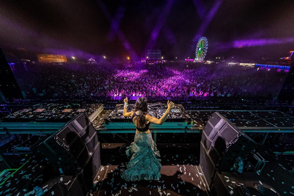 Beatriz Martínez, dalt de l'escenari al Dreambeach Festival, a Almeria, l'any 2023.
