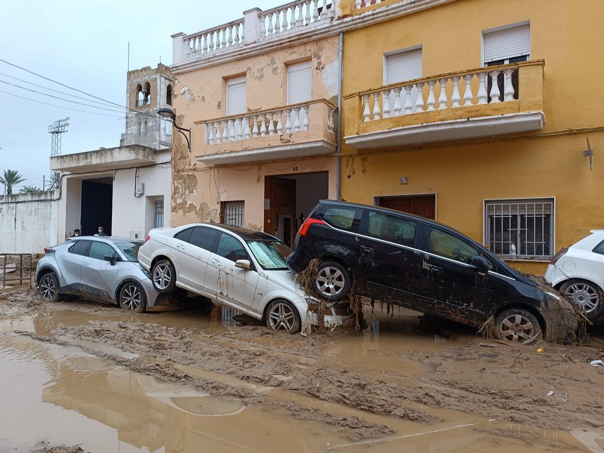 Vehículos arrastrados por la riada en la localidad de Algemesí, en Valencia.