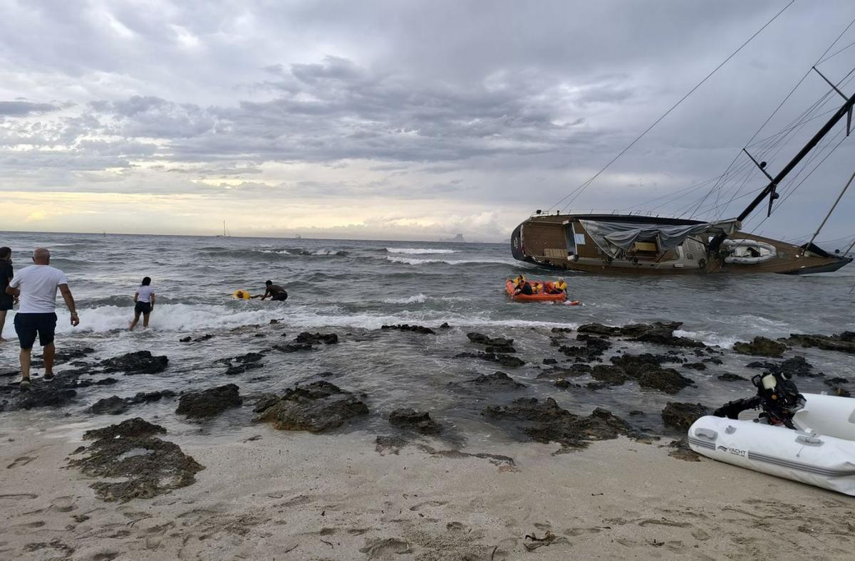 Los pasajeros de este velero fueron rescatados con una balsa, ayudados por la tripulación y paseantes. | P. MARTÍNEZ