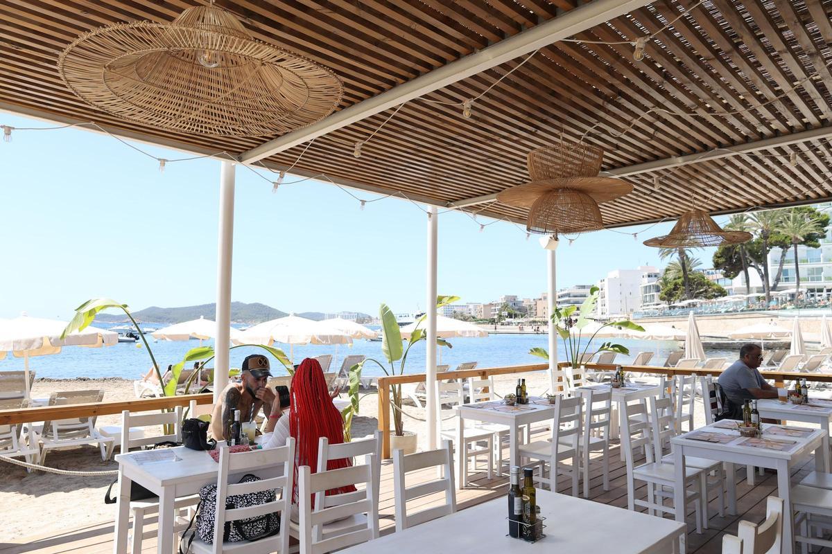 La terraza del chiringuito, donde disfrutar de una cocina sencilla pero muy rica.