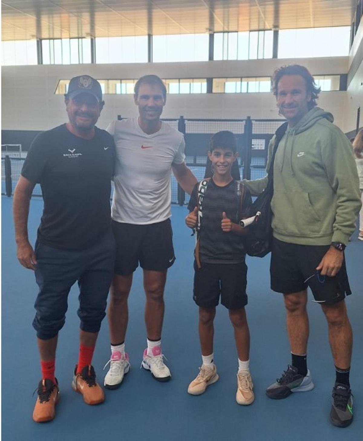 Rafa Nadal y Carlos Moyá con Miguel Navarro y el tenista ibicenco Fran de la Torre.