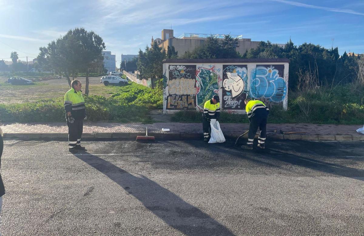 Los vehículos aparcados junto al siniestrado quedaron indemnes. | G.S.