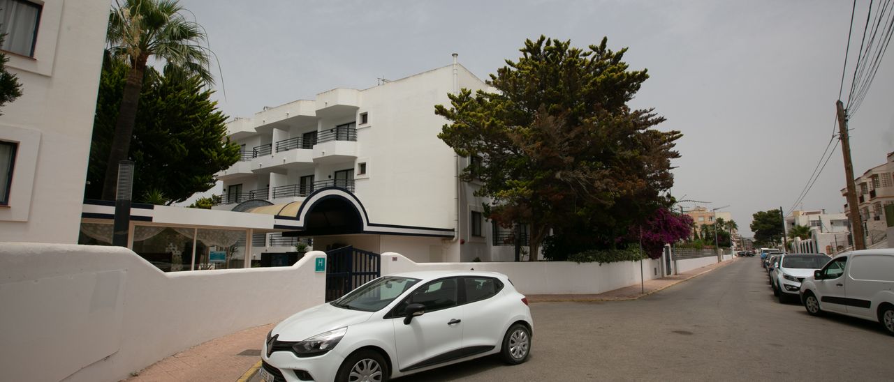 Tourists with covid staying at La Noria de Ibiza describe it as "concentration camp"