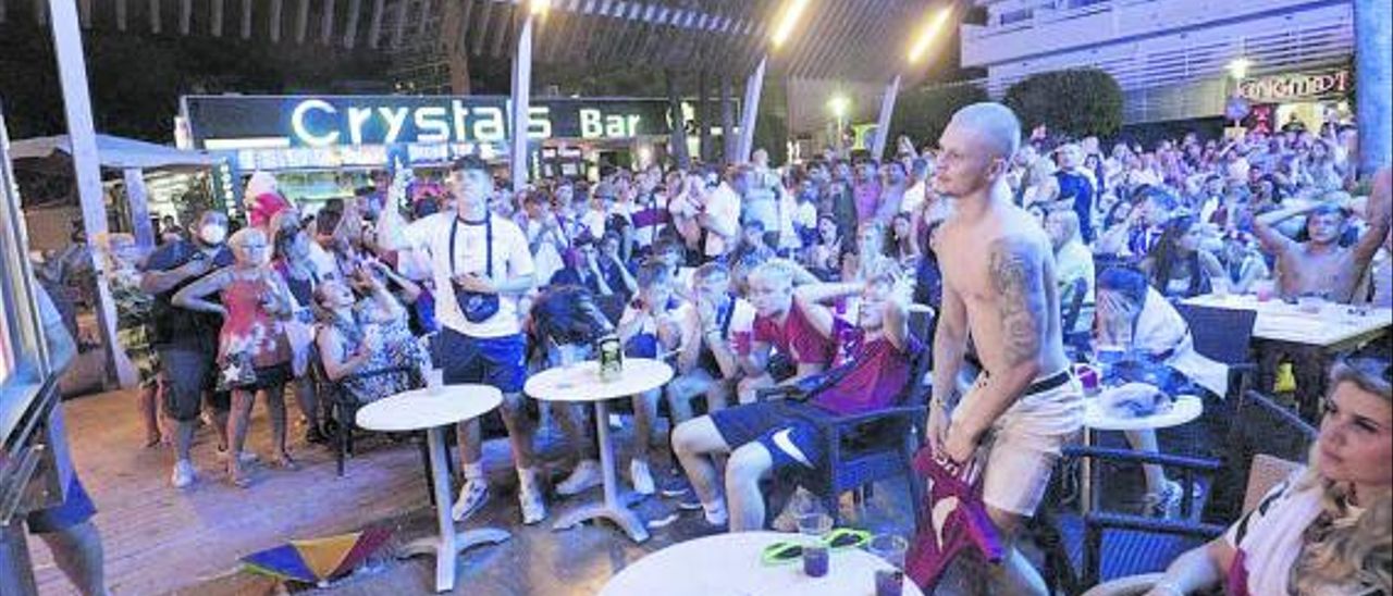 UK returns Balearic Islands to its amber covid traffic light list